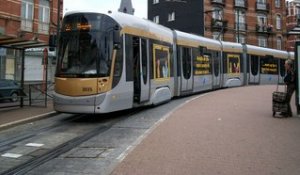 Bruxelles : la réaction des passagers d'un tram qui apprennent qu'ils vont être contrôlés
