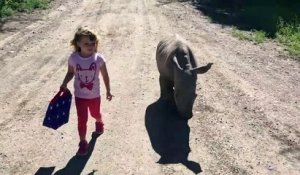 Cette fillette va à l'école avec son bébé rhinocéros... Trop mignon