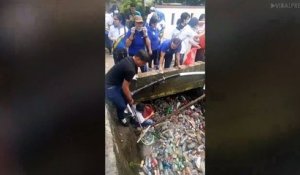 Regardez l'état de cette rivière en Indonésie... Que du plastique