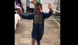 Ahmad, 5 ans a perdu une jambe quand il était bébé... sa danse de la joie quand il reçoit une nouvelle prothèse est devenue virale