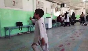 Afghanistan : heureux de marcher à nouveau, Ahmad, 5 ans, fête sa nouvelle prothèse en dansant