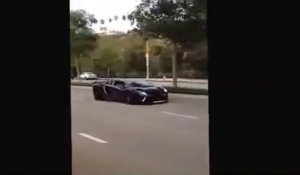 Il se venge d'un chauffard en Lamborghini en lui jetant des pierres