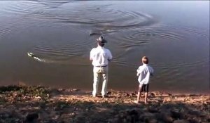 Quand un alligator vient croquer le bateau télécommandé d'un enfant...