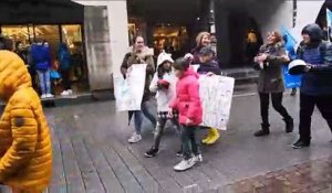 Des parents d'élèves en colère contre la loi Blanquer dans le cortège des fonctionnaires à Strasbourg