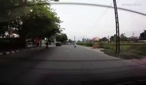 Un jeune en scooter vient éclater la vitre arrière d’une voiture