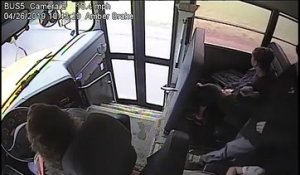 Une conductrice de bus a un réflexe qui sauve un enfant d’un accident avec une voiture