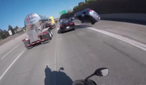 Une voiture fait des tonneaux sur l'autoroute après avoir grillé la priorité d'une moto