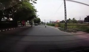 Un homme en scooter oublie de freiner et brise la vitre d’une voiture avec sa tête