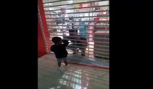 La blague cruelle mais tellement drôle de ce papa qui fait croire à son fils qu'il est enfermé dans le magasin