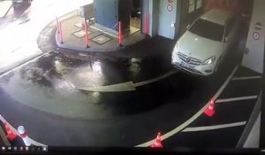 Elle encastre sa voiture dans un mur en sortant d'une station de lavage