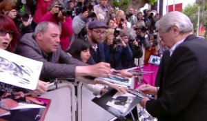 L'accueil d'Alain Delon par tous ses fans juste avant sa montée des marches - Cannes 2019