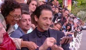 Adrien Brody rencontre le public et se laisse prendre  au jeu des selfies - Cannes 2019