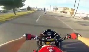 Ce motard se fait percuter par une voiture et ce qu'il va faire est incroyable