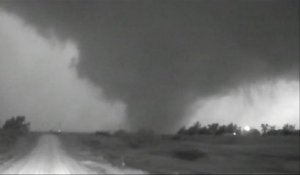Au Texas, un automobiliste filme une tornade depuis sa voiture