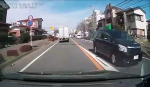 Ce motard de la police double n'importe comment et se fait renverser par un camion...