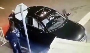 Un conducteur en colère sort de sa voiture pour en découdre avec des agents de sécurité mais va vite le regretter