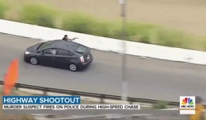 Un suspect en fuite tire sur des policiers depuis la fenêtre de sa voiture !