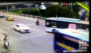 Deux ouvriers à deux doigts de se faire écraser par une grue qui s’effondre en Chine