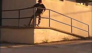 Ce skateboarder s'éclate au sol... sans skateboard !