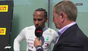 L'interview de Lewis Hamilton vainqueur après la pénalité de Vettel.