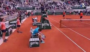 "Vous avez déjà joué au tennis ?" : en colère, Novak Djokovic interpelle l'arbitre en demi-finale de Roland-Garros