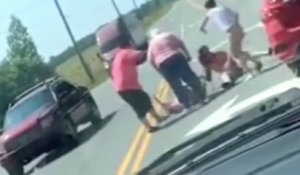 Un road rage complètement WTF éclate entre 4 femmes