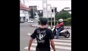 Ce scooter s’arrête sur le passage piéton et il va rapidement le regretter