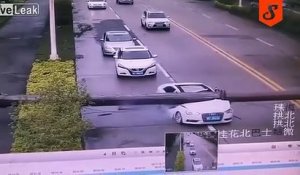 Ce conducteur miraculé sort vivant de sa voiture écrasée par un poteau
