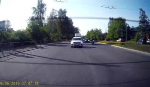 Un motard percuté par une voiture à un passage piéton