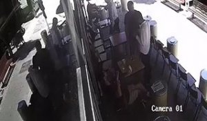 Un patron de café jette une chaise sur un voleur de téléphone (Israël)
