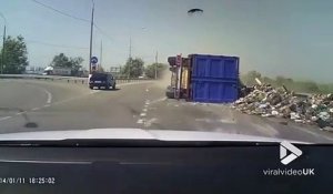 Ce camion prend un virage beaucoup trop vite et se retourne