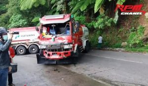 Indonésie :  les freins d’un bus de touristes ont lâchés dans une descente.