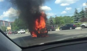 Cet automobiliste va regretter de s'être approché pour filmer une voiture en feu