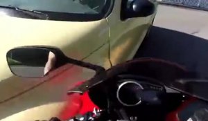 Un automobiliste renverse un motard qui se venge en explosant la vitre de la voiture
