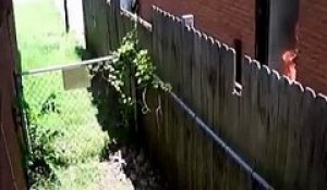 Une Américaine filmée par sa propre caméra de vidéo surveillance en train de mettre le feu à la maison de ses voisins