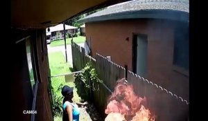 Une femme met le feu à la maison du voisin mais se fait filmer par sa propre caméra de surveillance