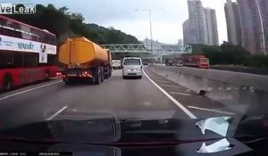 Renversement d'un camion citerne qui se vide d'eau sur l'autoroute !