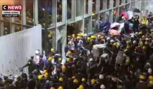 Hong Kong : le Parlement pris pour cible