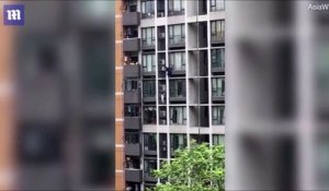Un père escalade un immeuble pour sauver son fils de 7 ans