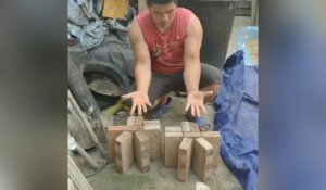 Un ouvrier parvient à soulever 16 briques avec ses doigts !