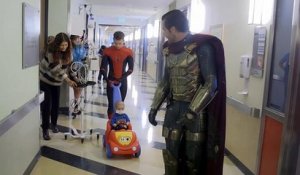 Spider-man rend visite à des enfants hospitalisés de Los Angeles