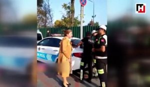 Une automobiliste n’est pas contente d’avoir été arrêtée par la police