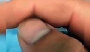 Un moustique essaye en vain de piquer le doigt d'un homme
