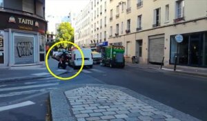 Un ballet de motos et scooters évitent les bouchons en roulant sur un trottoir à Paris