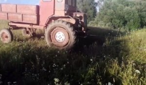 Un tracteur dépanne un 4x4
