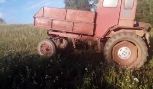 Un tracteur vient aider une voiture embourbée dans un champ mais ça finit mal