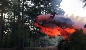 Il saute d'une voiture en feu et plonge dans un lac... Cascade incroyable
