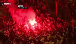Les supporters algériens fêtent la victoire des Fennecs