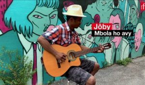 Jôby interprète "Mbola ho avy" en acoustique
