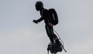 Franky Zapata est tombé à l'eau avec son flyboard et n'a pas pu traverser la Manche